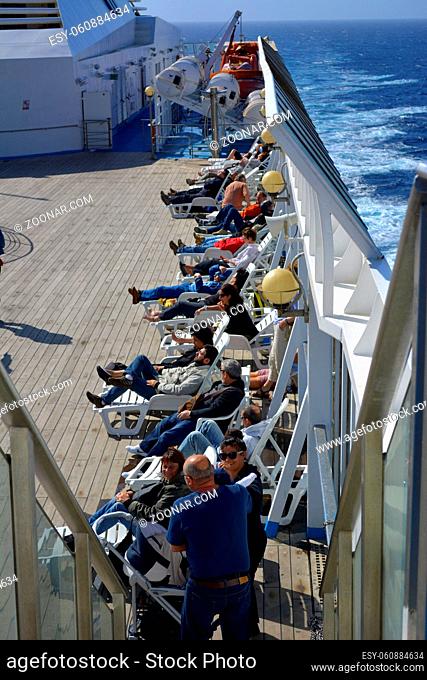 Italien, Italia, Sizilien, Fährschiff Grandi - Navi -Veloci, Touristen beim sonnen