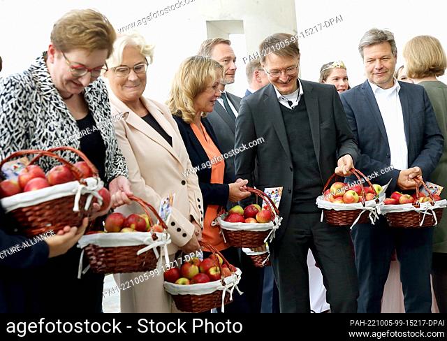 05 October 2022, Berlin: Klara Geywitz (SPD, l-r), Federal Minister of Construction, Christine Lambrecht (SPD), Federal Minister of Defense