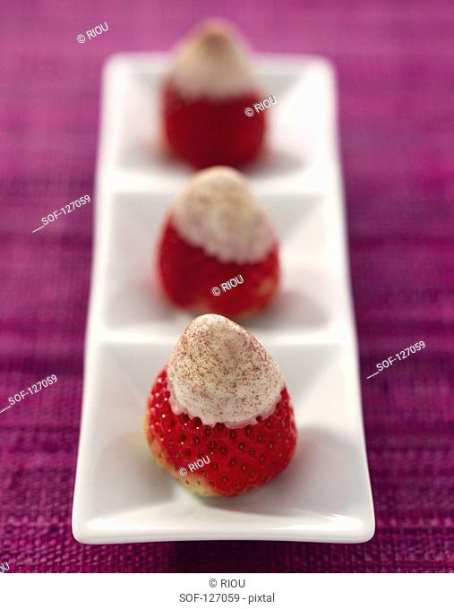 Strawberries topped with white chocolate and bitter cocoa