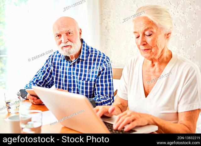Senioren Paar beim E-Learning zusammen am Laptop Computer zuhause