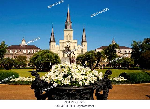 USA, LOUISIANA, NEW ORLEANS, FRENCH QUARTER, JACKSON SQUARE WITH STATUE OF MAJOR GENERAL ANDREW JACKSON, ST. LOUIS CATHEDRAL