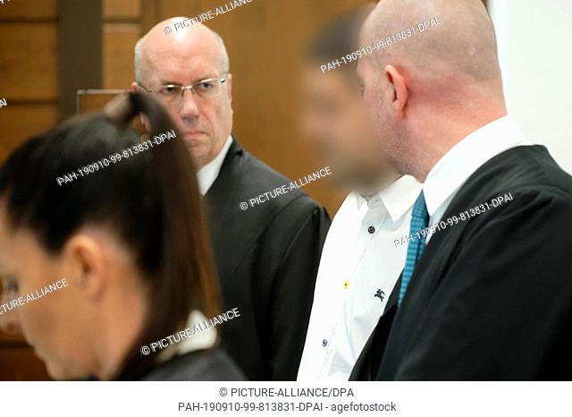 10 September 2019, North Rhine-Westphalia, Cologne: The defendant stands surrounded by his lawyers Jordana Wirths, Christof Miseré and Martin Bücher (r) in a...
