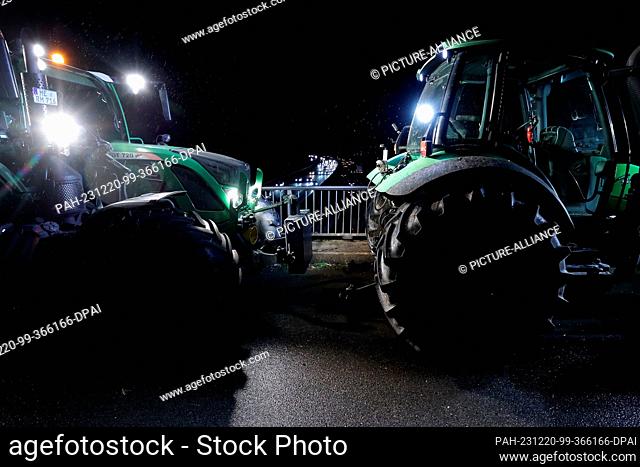 20 December 2023, North Rhine-Westphalia, Duesseldorf: Farmers stand with tractors on a bridge over the A3. The farmers are showing their presence because of...