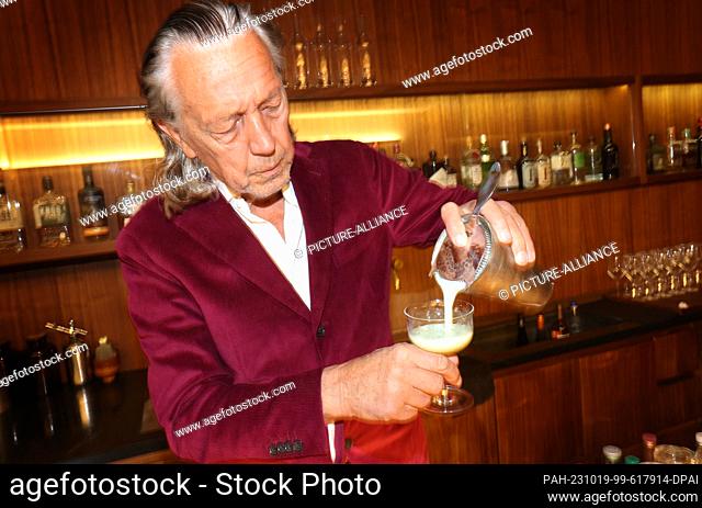 FILED - 13 October 2023, Bavaria, Munich: Charles Schumann prepares a ""Swimming Pool"" cocktail in his Schuhmann`s Bar. (to dpa ""From the Ritz to Harry's Bar:...