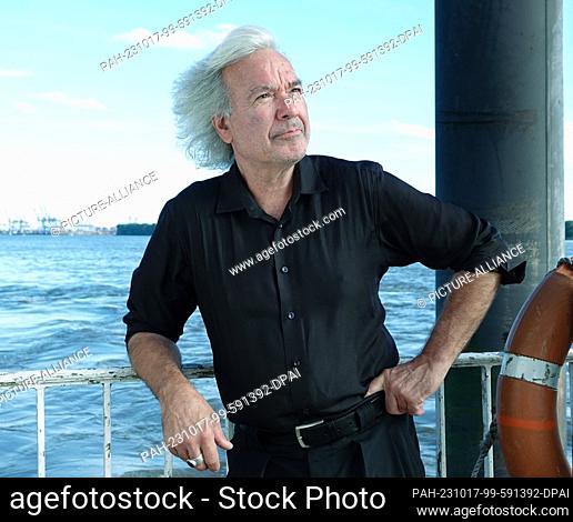 PRODUCTION - 20 September 2023, Hamburg: Stefan Gwildis, musician, stands on the Teufelsbrück ferry dock. On October 22, 2023