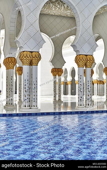 The external colonnade at the Sheikh Zayed Mosque. Abu Dhabi. United Arab Emirates