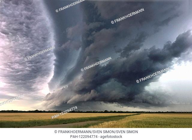 Weather picture of 07.07.2019 from Haar Salmdorf / district Muenchen. A storm front is already moving in the early morning towards the south to the Alps - the...