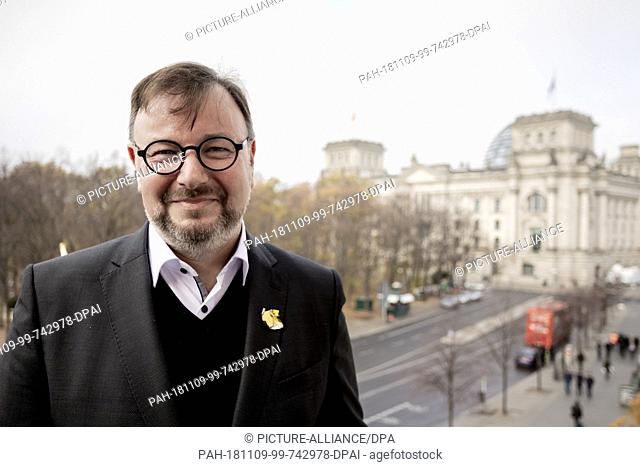 09 November 2018, Berlin: Holger Bergmann, Chairman The Many, is standing on the balcony of the Brandenburg Gate Foundation after a press conference on the...