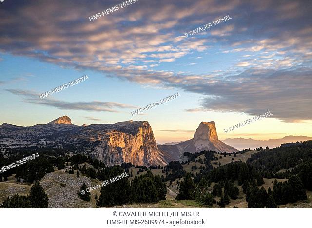 France, Isere, regional park of Vercors, Trieves, Mont Aiguille (2086m) seen by pass of Aiguille (1622m), to the left the Rochers du Parquet and the top of the...