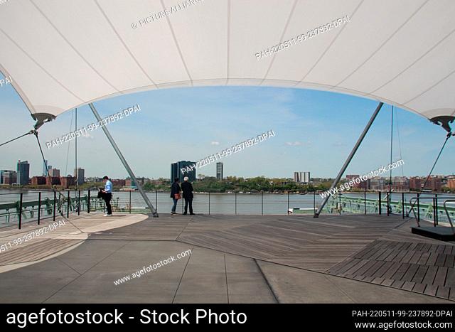 05 May 2022, US, New York: People stand in a new park on the roof of a renovated Hudson River landing bridge. The approximately 8