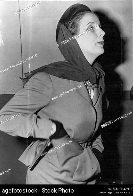 Celebrated English actress, Diana Wynyard, greets friends at Mascot this morning. Diana Wynyard arrived BCPA on Tues Oct. 11 1949. October 8, 1949