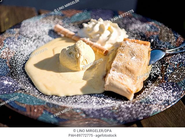 An apple strudel with vanilla ice cream and cream, photographed at a restaurant in Wunstorf, Germany, 2 April 2017. Photo: Lino Mirgeler/dpa | usage worldwide