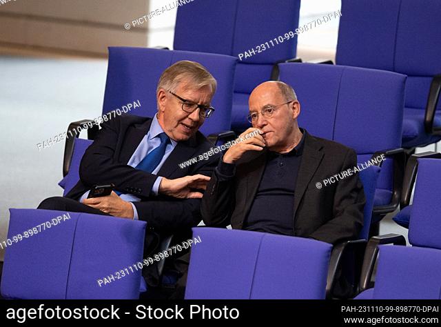10 November 2023, Berlin: Dietmar Bartsch (l), Chairman of the parliamentary group of the Left Party, talks to Gregor Gysi (Left Party) during a plenary session...