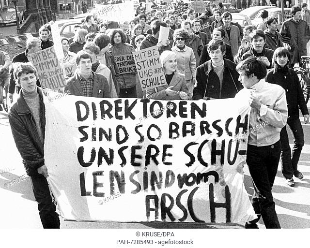 About 200 members of the ""Independent Socialist School Federation"" from Lower Saxony and Bremen demonstrate on April 3