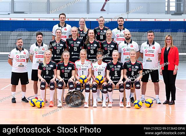 22 September 2021, Saxony, Dresden: Team photo shoot season 2021/2022, Dresdner SC Volleyball women, at Margon Arena. Back row from left: Co-coach Bart Janssen