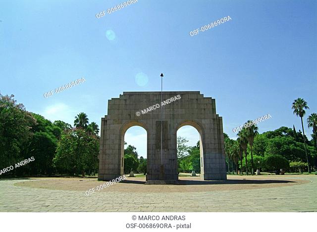 porto alegre monument to expeditionary on the park entrance