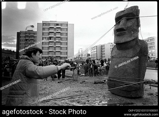 ***JANUARY 1983 FILE PHOTO*** To this day, researchers have not been able to give a satisfactory answer to the method of transporting the stone statues called...
