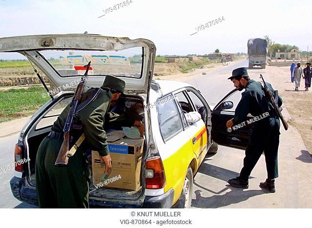 Strassenkontrolle an einem Polizei-Checkpoint am Stadtrand von Kunduz. Gesucht wird nach Drogen und Waffen. - Kunduz, Kunduz, Afghanistan, 07/09/2007