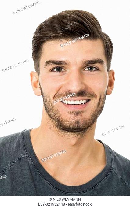 bärtiger junger Mann mit einem schönen Lächeln mit charismatischen Baumwoll-T-Shirt lachend isoliert