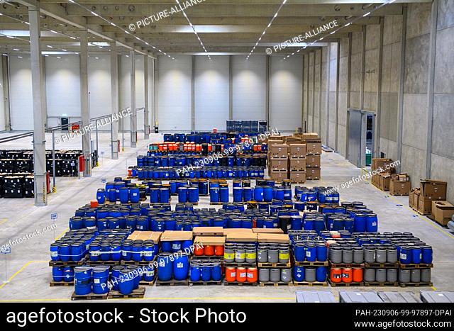 06 September 2023, Saxony-Anhalt, Sülzetal: Barrels with used batteries are stored in a hall of the company ""Li-Cycle""