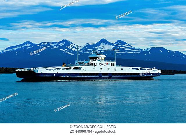 Mit Flüssigerdgas (LNG) betriebenes Fährschiff Romsdalsfjord für Personen und Fahrzeuge bei Molde, Norwegen / Cars and passengers ferry Romsdalsfjord powered by...
