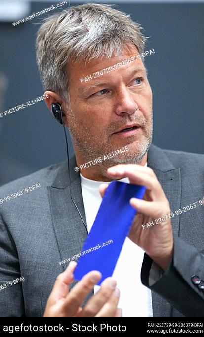 29 July 2022, Saxony-Anhalt, Bitterfeld-Wolfen: Robert Habeck (Bündnis 90/Die Grünen), Federal Minister for Economic Affairs and Climate Protection