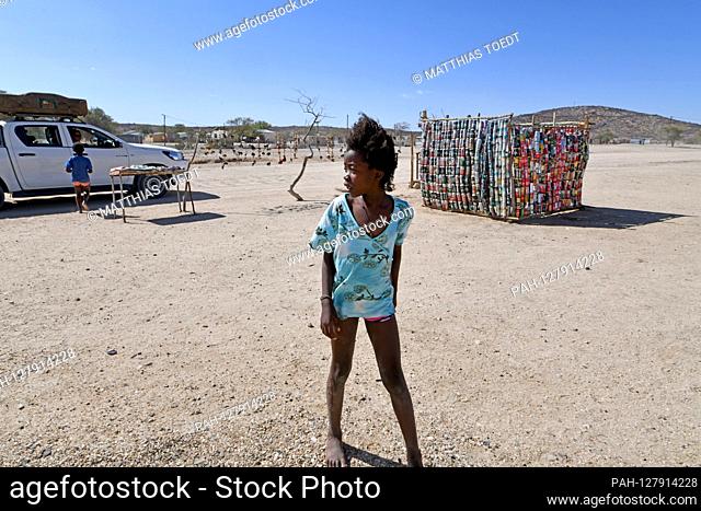 In the Spitzkoppe area, children offer tourists soft drinks at their sales kiosk, taken on 03.03.2019. The Spitzkoppe region and the surrounding side peaks with...