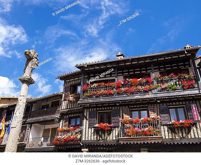 Tradicional balcón de madera con flores en La Alberca. Sierra de Francia. Salamanca. Castilla León. España