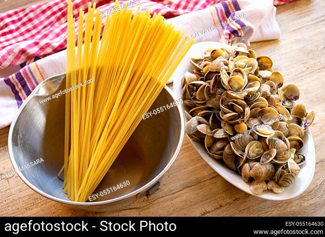 spaghetti with seasoning based on lupini clams
