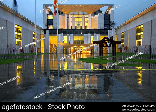 08 November 2001, Berlin: Main entrance of the Federal Chancellery, built according to the plans of the architects Axel Schultes and Charlotte Frank and handed...