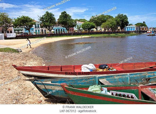 Fishing boats on the beach and historical houses in the backgroud, Canavieiras, Cacao Coast, State of Bahia, Brazil, South America, America