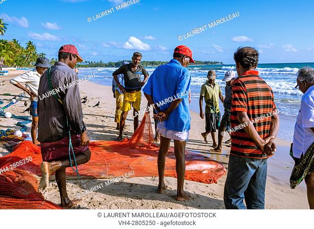 Seine Fishing on the Beach of Uppuveli, Trincomalee District, Eastern Province, Sri Lanka, Asia