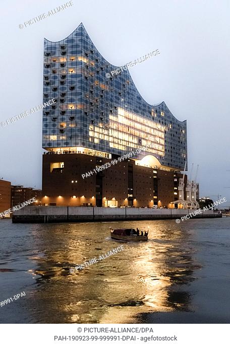 06 September 2019, Hamburg: The building of the Hamburg Elbphilharmonie at dusk. Photo: Markus Scholz/dpa. - Hamburg/Hamburg/Germany