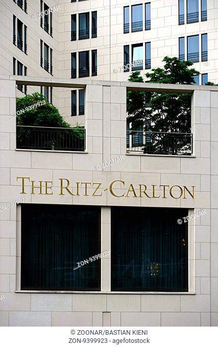 Berlin, Deutschland - Juni 21, 2016: Die markant verkleidete beziehungsweise gemauerte Fassade des Hotels The Ritz Carlton am Potsdamer Platz mit einer...