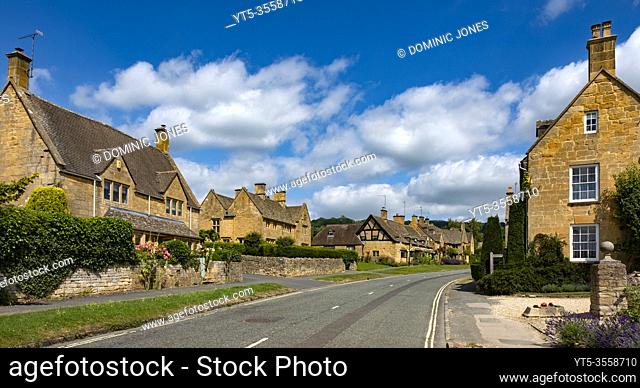 Traditional honey coloured Cotswold cottages in Broadway, Worcestershire, England, Europe