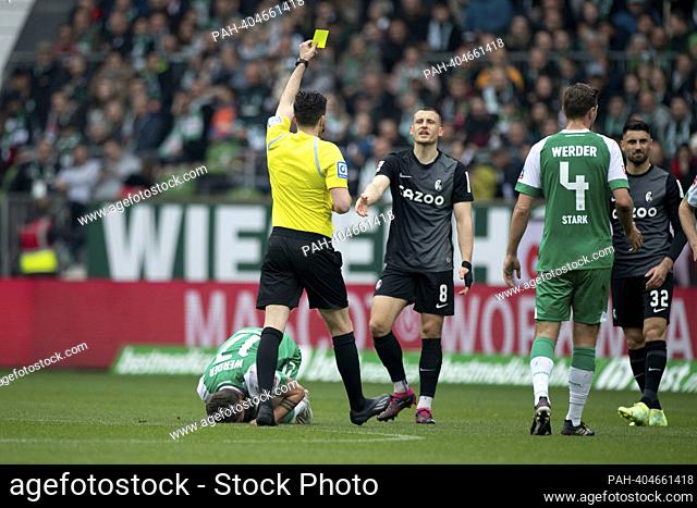 referee Florian BADSTUEBNER, Badstubner, shows Maximilian EGGESTEIN (FR) the yellow card, warning, left Maximilian PHILIPP (HB), on the pitch