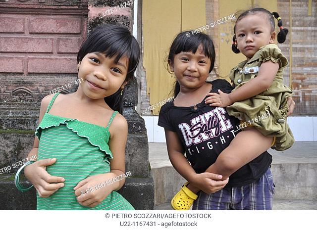 near Ubud (Bali, Indonesia): children in Sayan