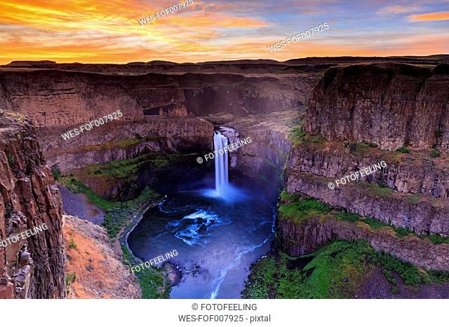 USA, Washington State, Palouse, Palouse River, Palouse Falls in the evening