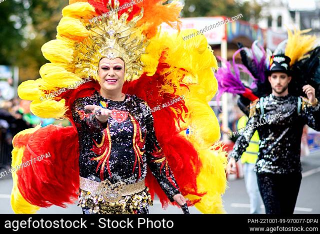 01 October 2022, Lower Saxony, Oldenburg: Drag queen Gina Solera takes part in the parade of the Oldenburger Kramermarkt in colorful disguise