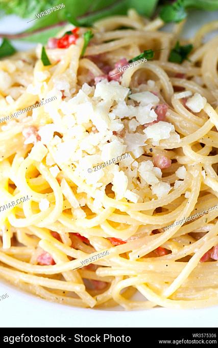 Nahaufnahme von Spaghetti Carbonara auf einem Teller