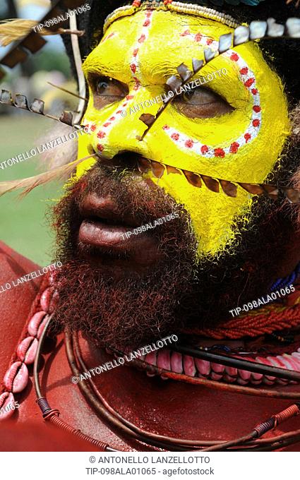Papua New Guinea, highland festival, Huli Wigmen warrior portrait
