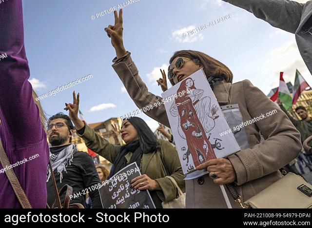 08 October 2022, Hesse, Frankfurt/Main: Demonstrators during a rally at Roßmarkt against the political regime in Iran. Protests and solidarity rallies are...