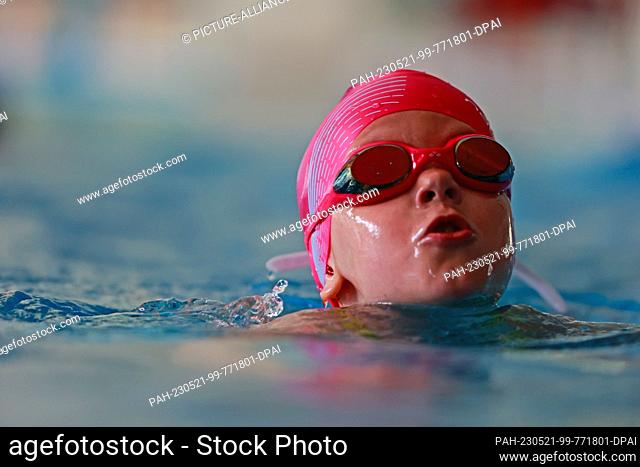 21 May 2023, Saxony-Anhalt, Wernigerode: A girl swims in the pool during the ""Seahorse"" test. On the nationwide swimming badge day