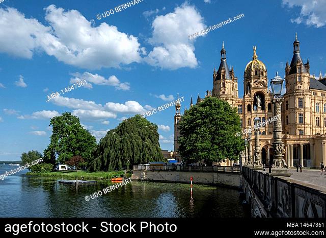 Germany, Mecklenburg-Western Pomerania, state capital Schwerin, Schwerin Castle, castle facade with equestrian statue of Fuerst Niklot I
