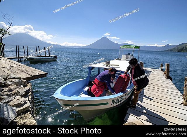volcanes de Atitlán 3537 m. y San Pedro 3020 m. lago de Atitlán, departamento de Sololá , República de Guatemala, América Central
