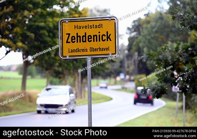 30 September 2021, Brandenburg, Zehdenick: Cars drive along the B 109 federal highway past the Havel city limits sign. The Danish company Jasper Resources wants...