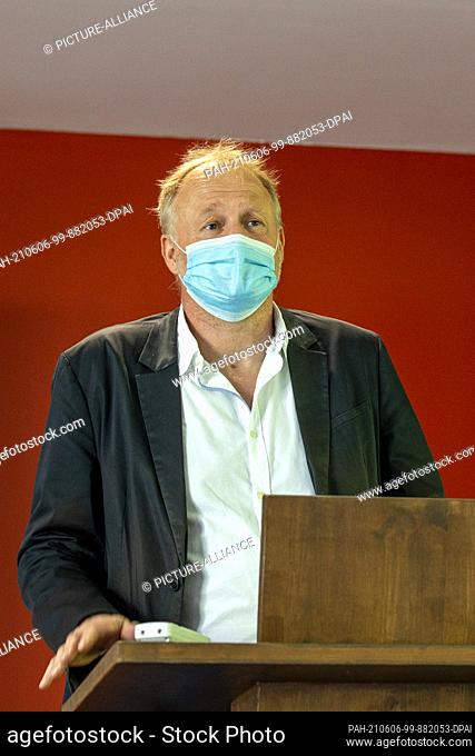 06 June 2021, Saxony, Dresden: Ulf Heinemann, Managing Director of Robotron, speaks before the start of the vaccination at the company headquarters of Robotron...