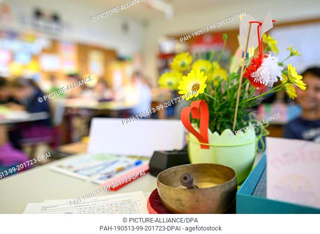 13 May 2019, Baden-Wuerttemberg, Remshalden: Flowers stand in a primary school. Photo: Sebastian Gollnow/dpa. - Remshalden/Baden-Wuerttemberg/Germany
