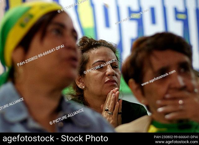 02 August 2023, Brazil, Rio De Janeiro: Soccer, Women: World Cup, Jamaica - Brazil, preliminary round, Group F, match day 3: Fans in Vila Isabel cheer along...