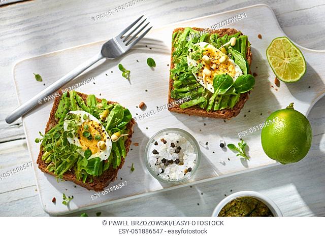 Avocado sandwiches with egg
